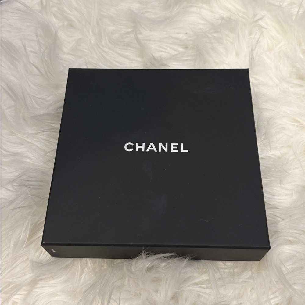 Chanel Cruise Collectoon Gold Pearl-Embellished Necklace - Picture 5 of 5